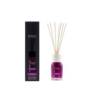 Millefiori Volcanic Purple olio essenziale 100 ml Bergamotto, Lana Cashmere, Patchouli, Pera, Peonia, Lampone, Rosa, Cinorrodo, Muschio bianco Diffusore di aromi